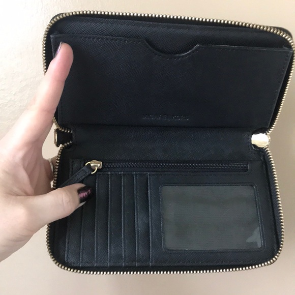 Michael Kors Smartphone Wallet - Picture 3 of 3
